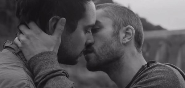 gay-music-blog-gay-men-kiss